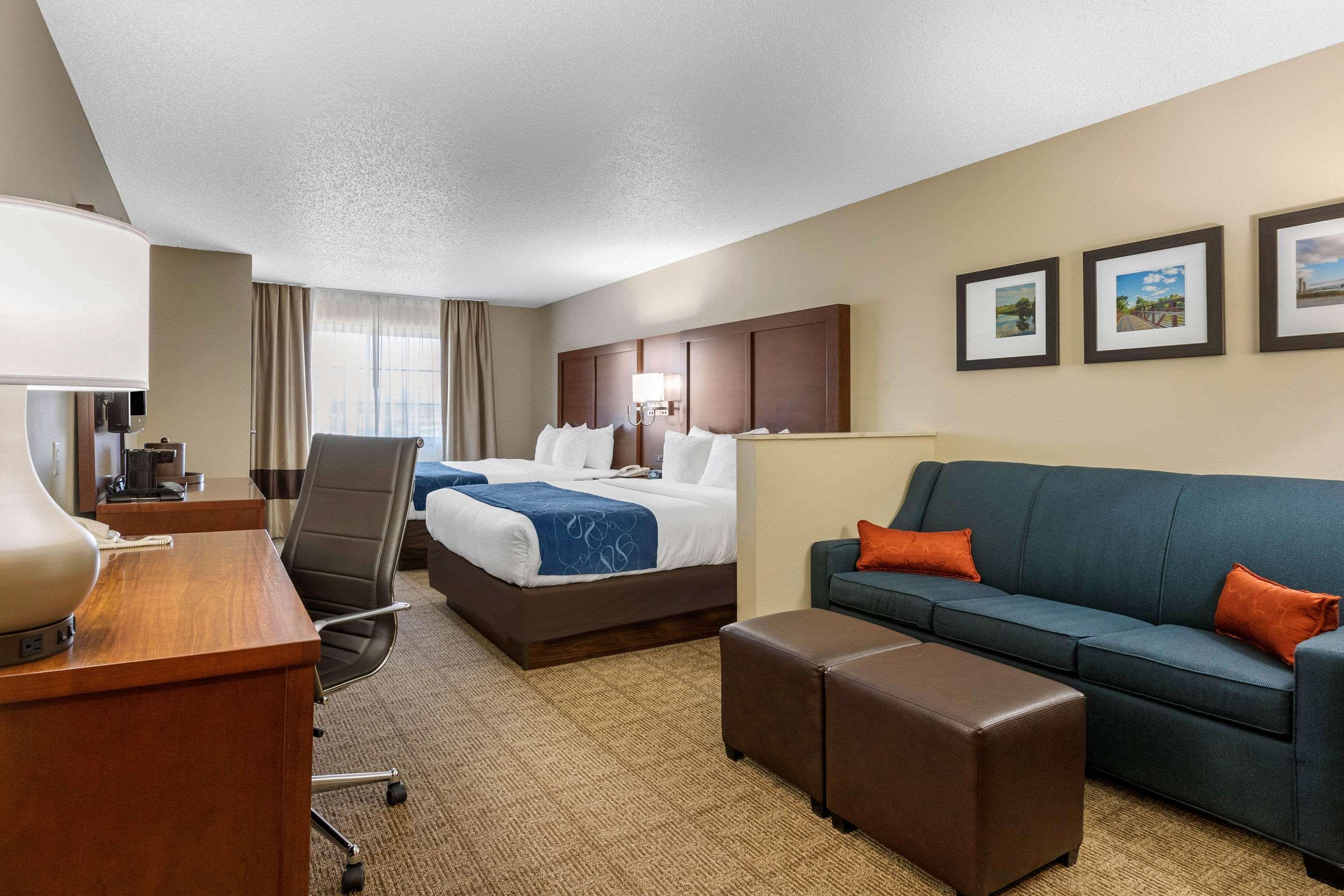 Comfort Suites Сидар-Фолс Экстерьер фото