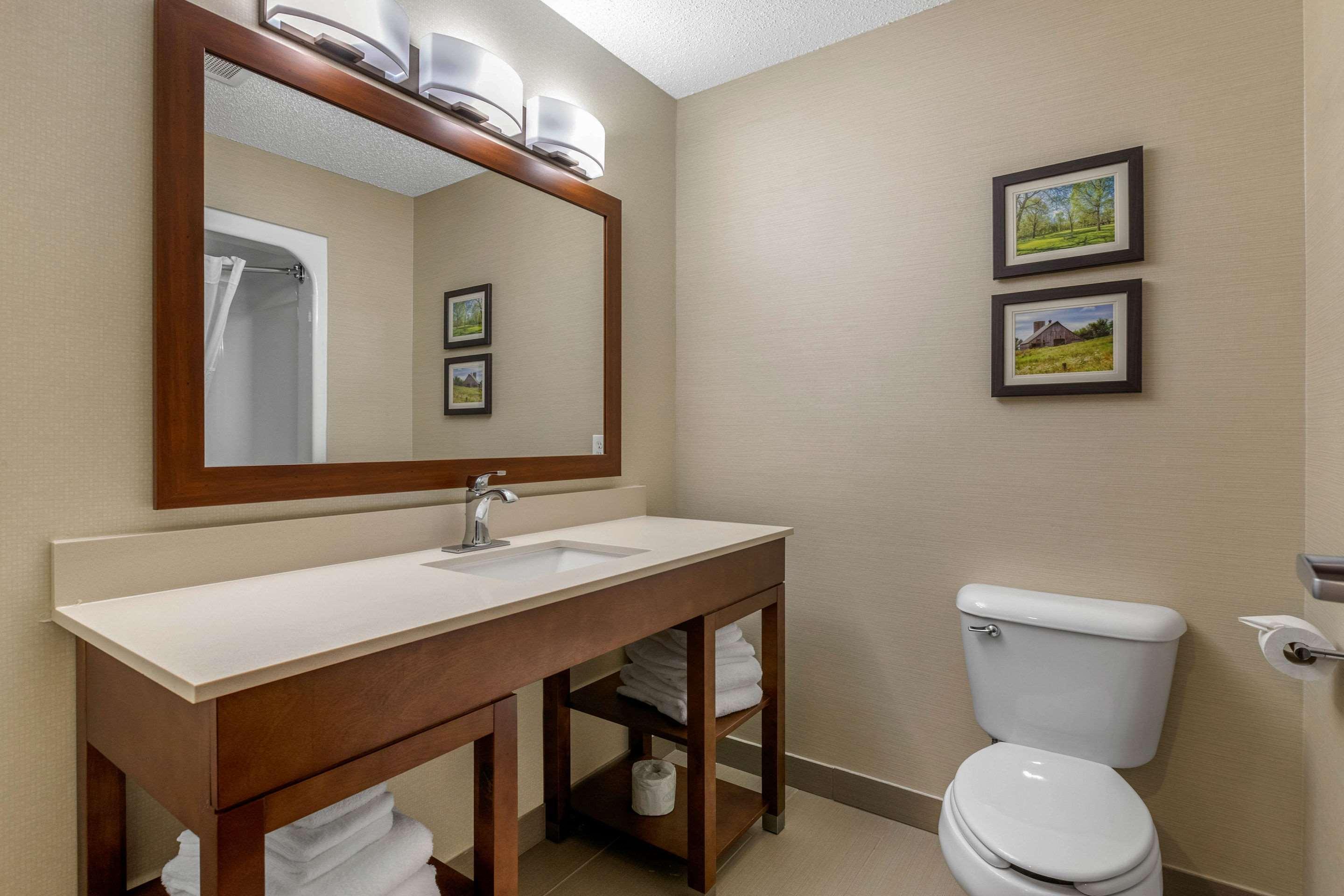 Comfort Suites Сидар-Фолс Экстерьер фото