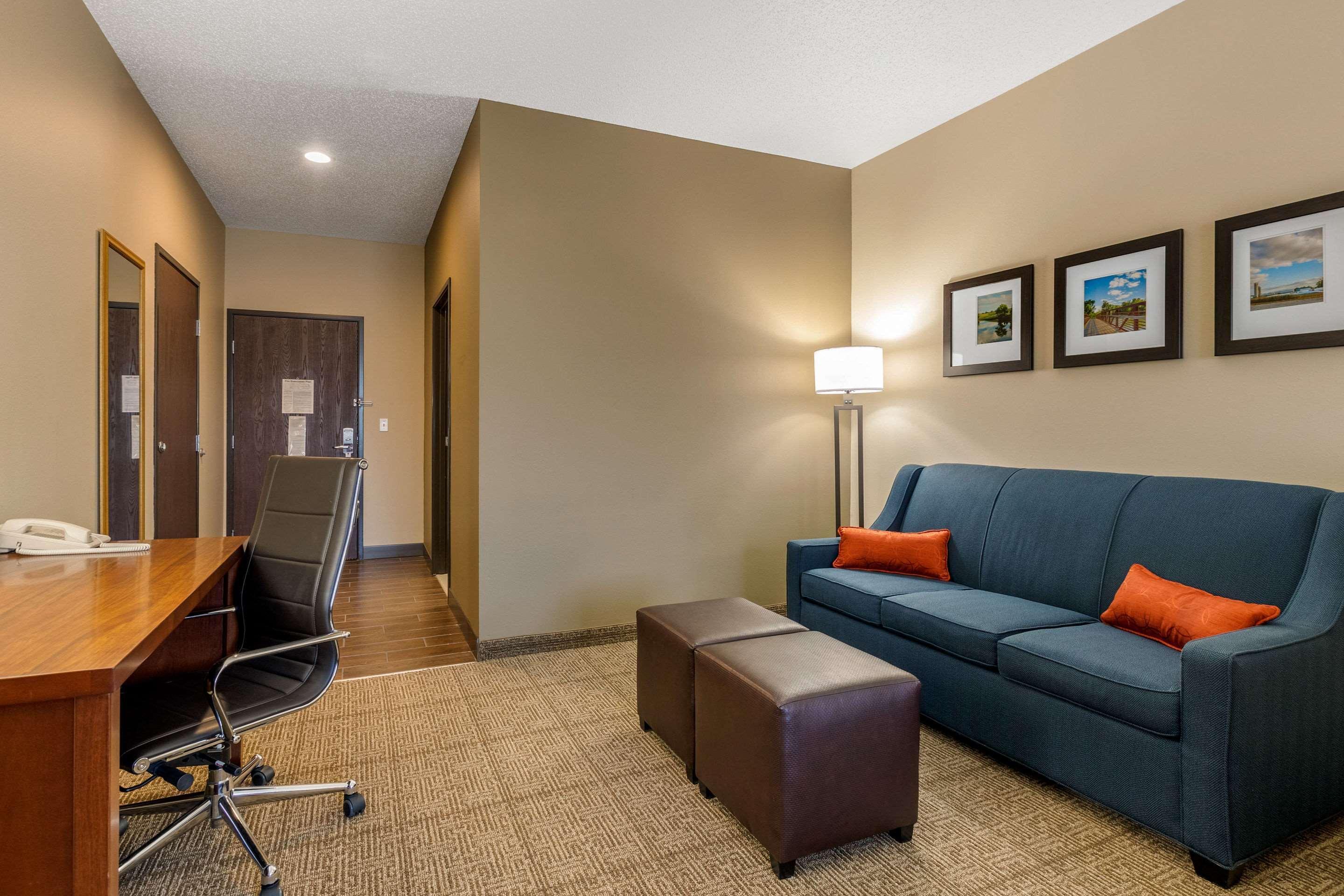 Comfort Suites Сидар-Фолс Экстерьер фото