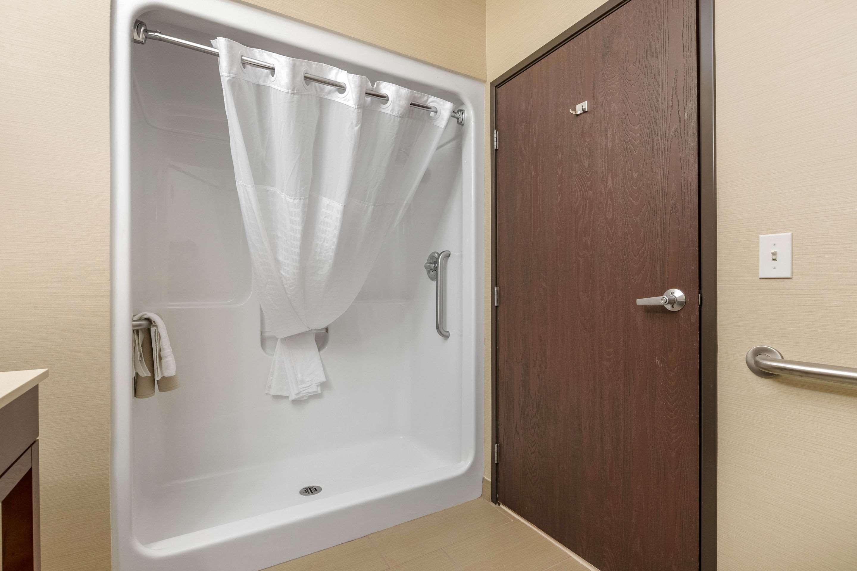 Comfort Suites Сидар-Фолс Экстерьер фото