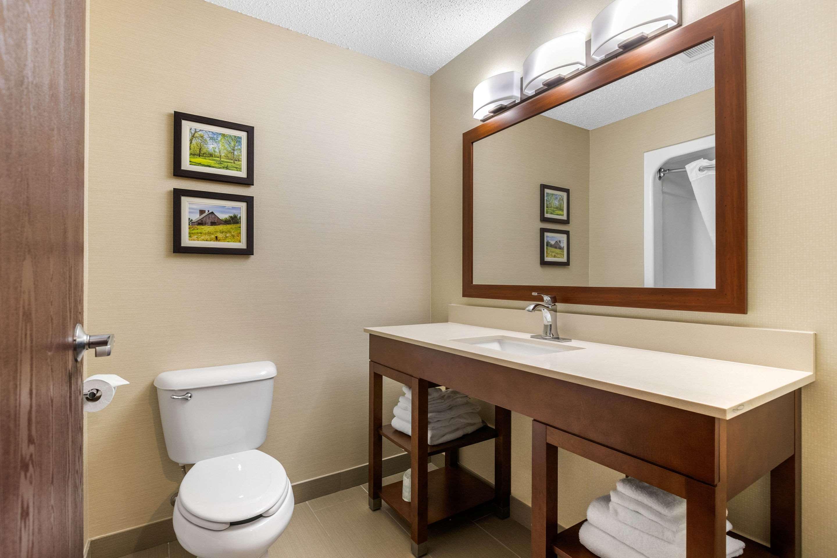 Comfort Suites Сидар-Фолс Экстерьер фото