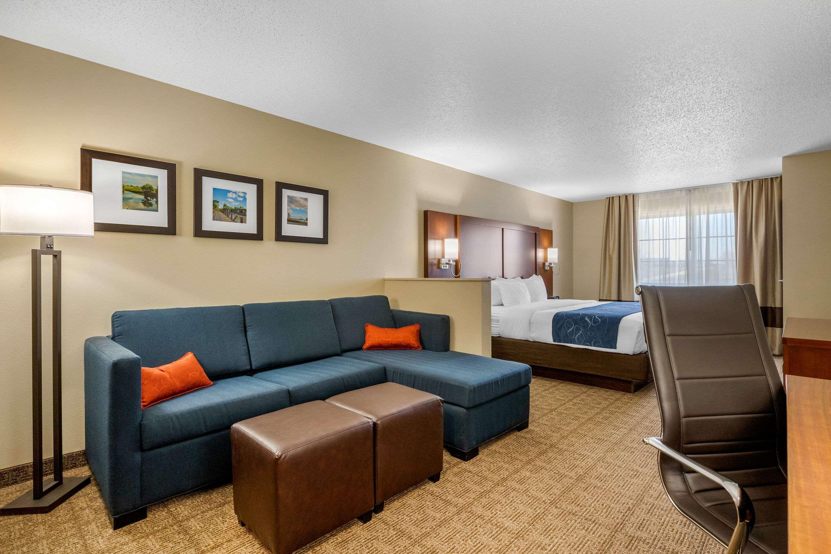 Comfort Suites Сидар-Фолс Экстерьер фото
