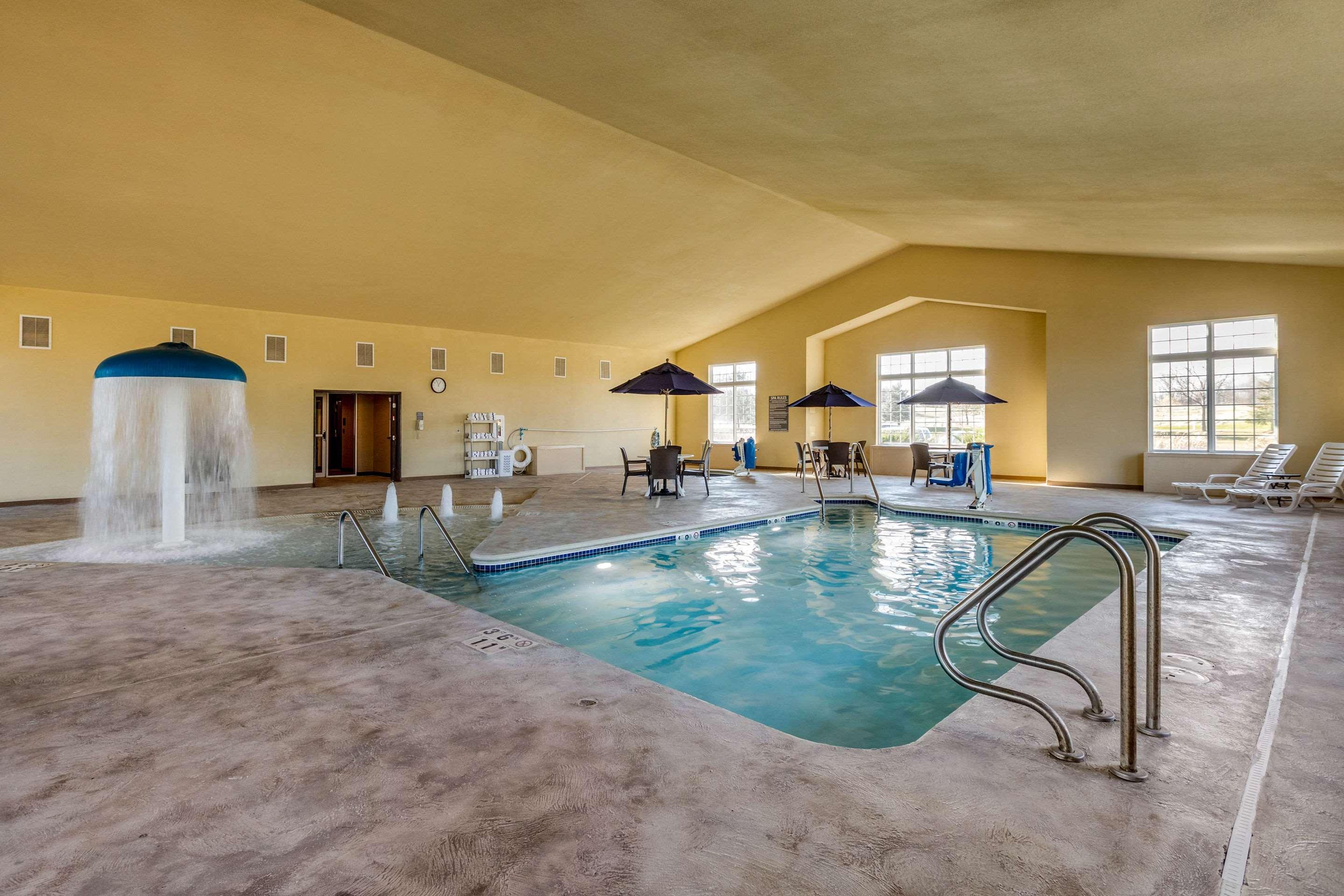 Comfort Suites Сидар-Фолс Экстерьер фото