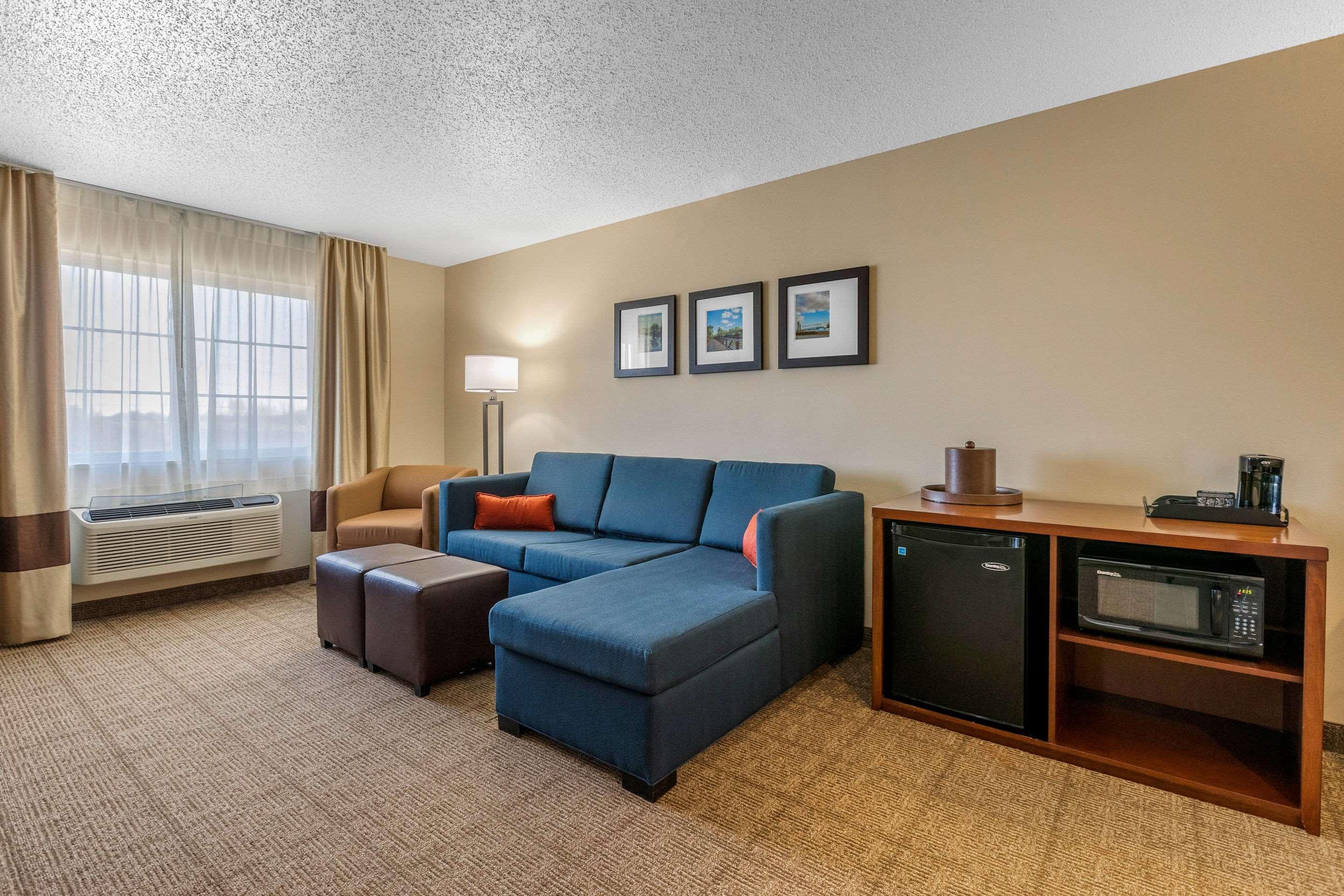 Comfort Suites Сидар-Фолс Экстерьер фото