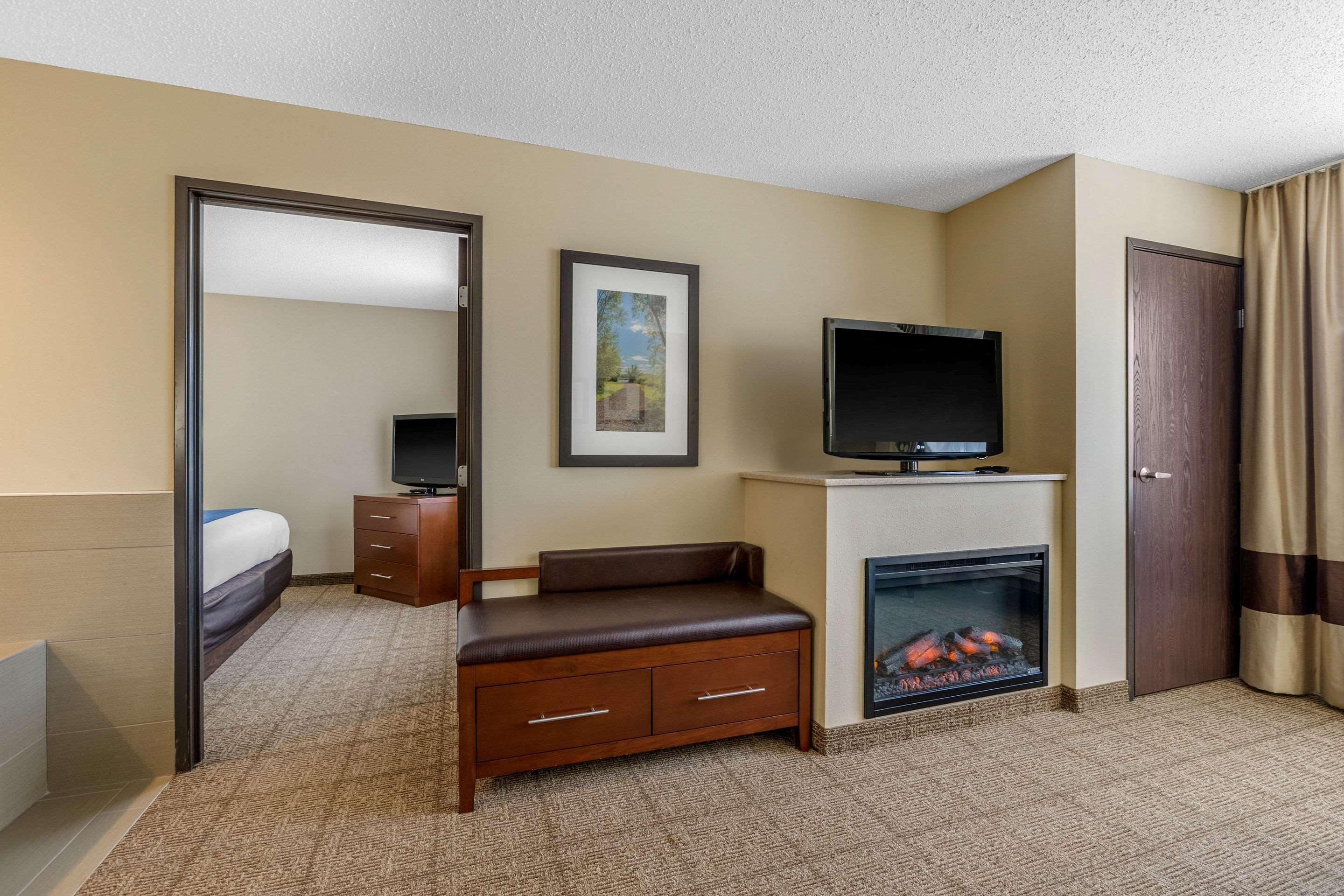 Comfort Suites Сидар-Фолс Экстерьер фото