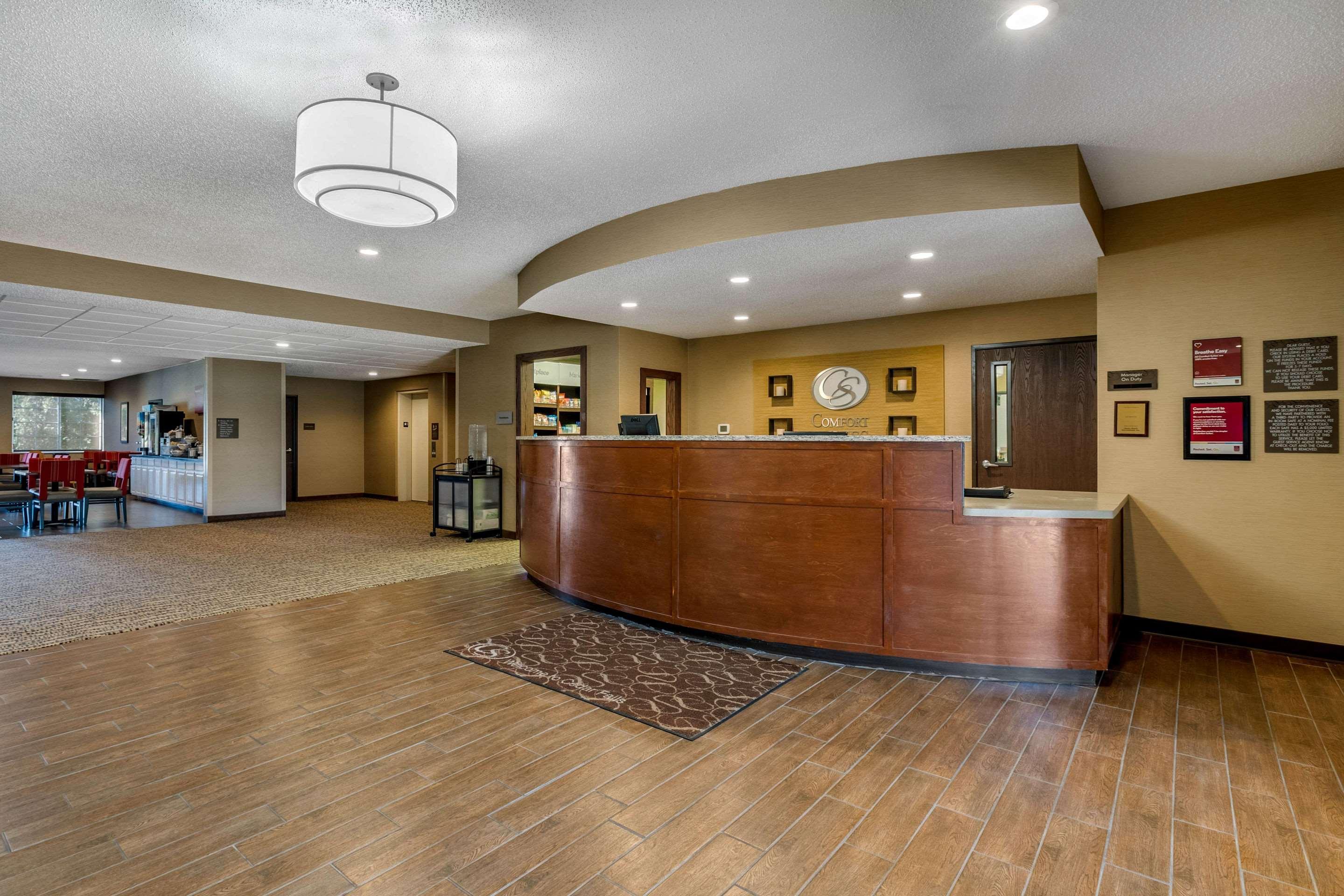 Comfort Suites Сидар-Фолс Экстерьер фото
