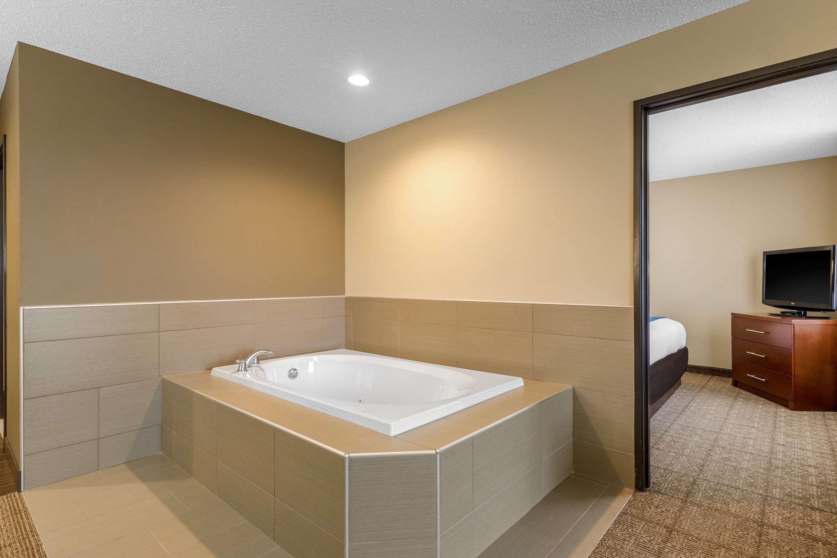 Comfort Suites Сидар-Фолс Экстерьер фото