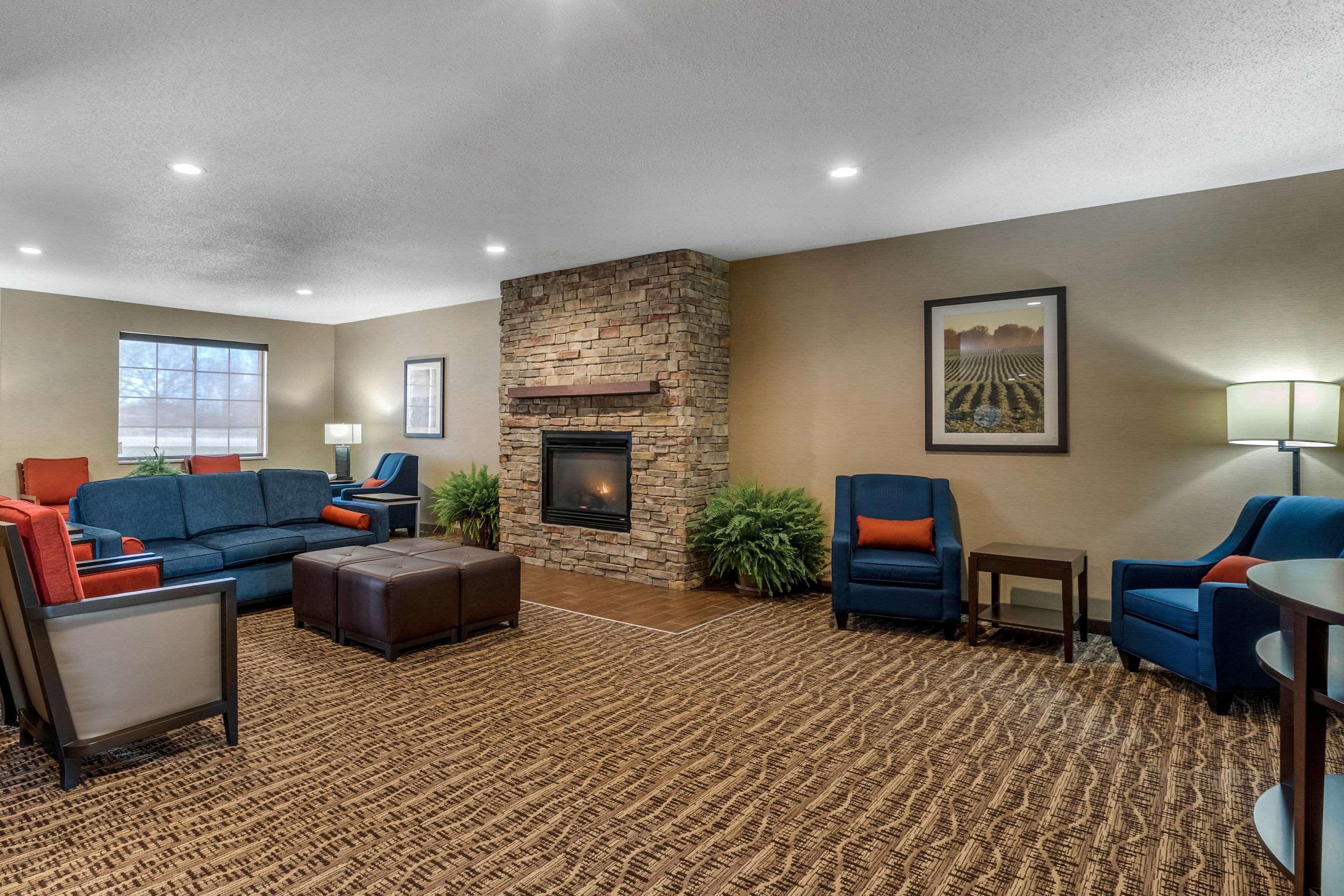 Comfort Suites Сидар-Фолс Экстерьер фото