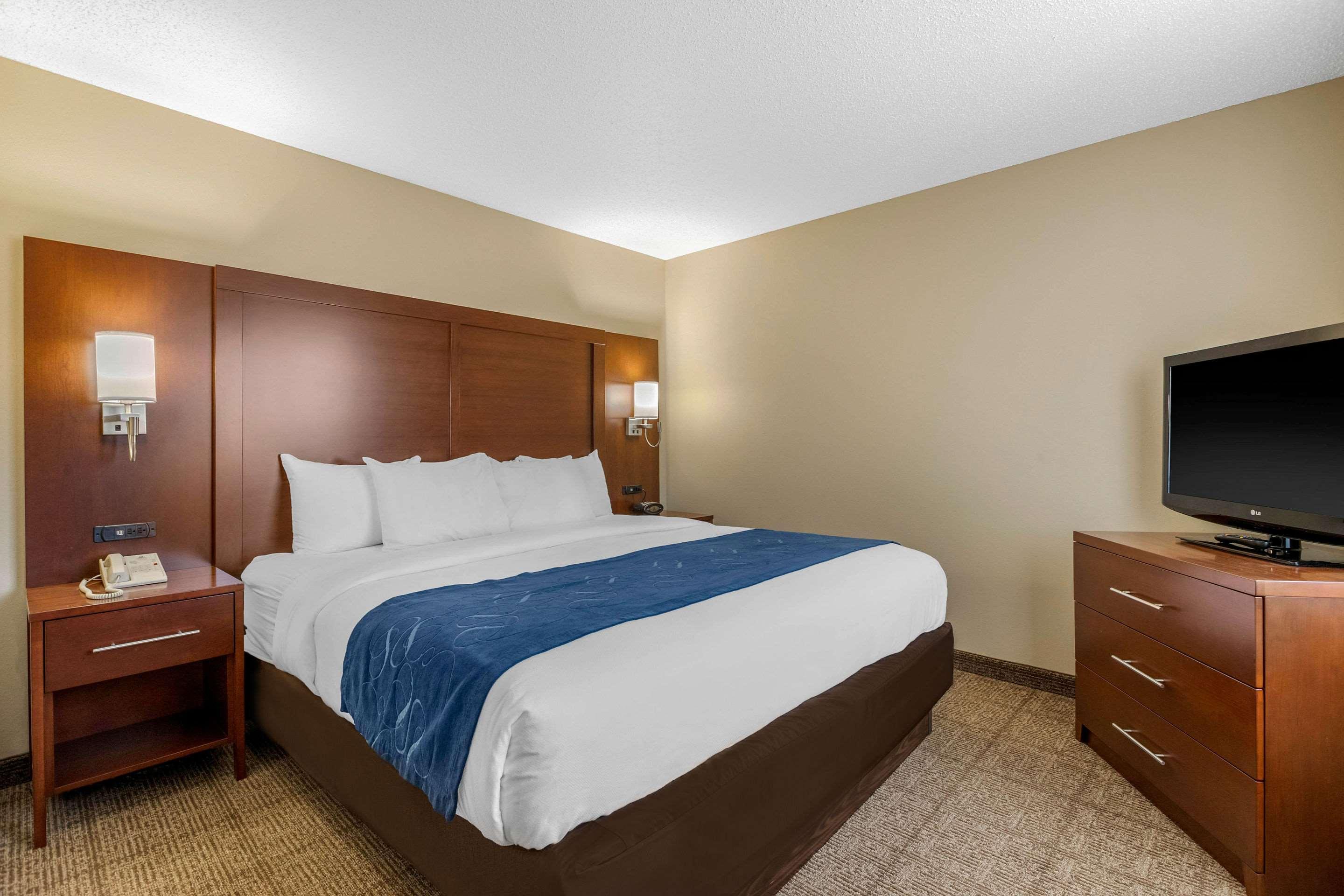 Comfort Suites Сидар-Фолс Экстерьер фото