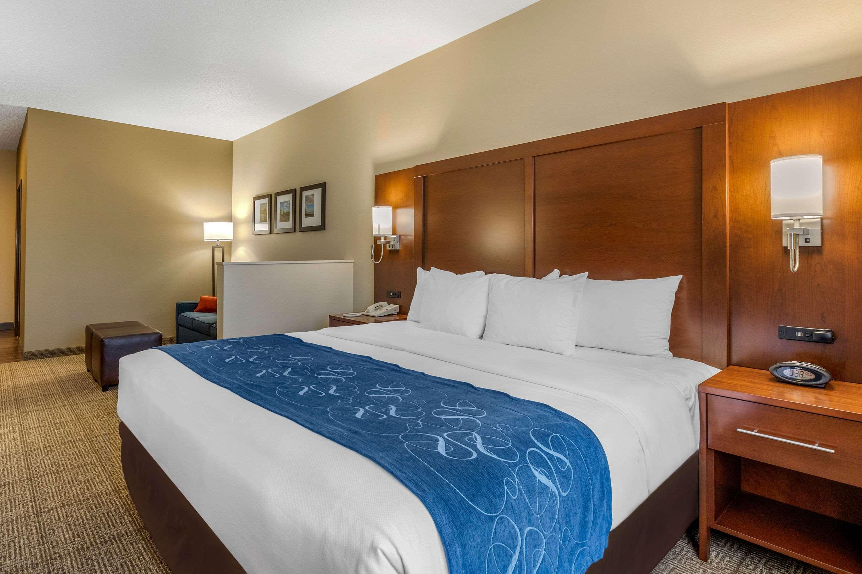 Comfort Suites Сидар-Фолс Экстерьер фото