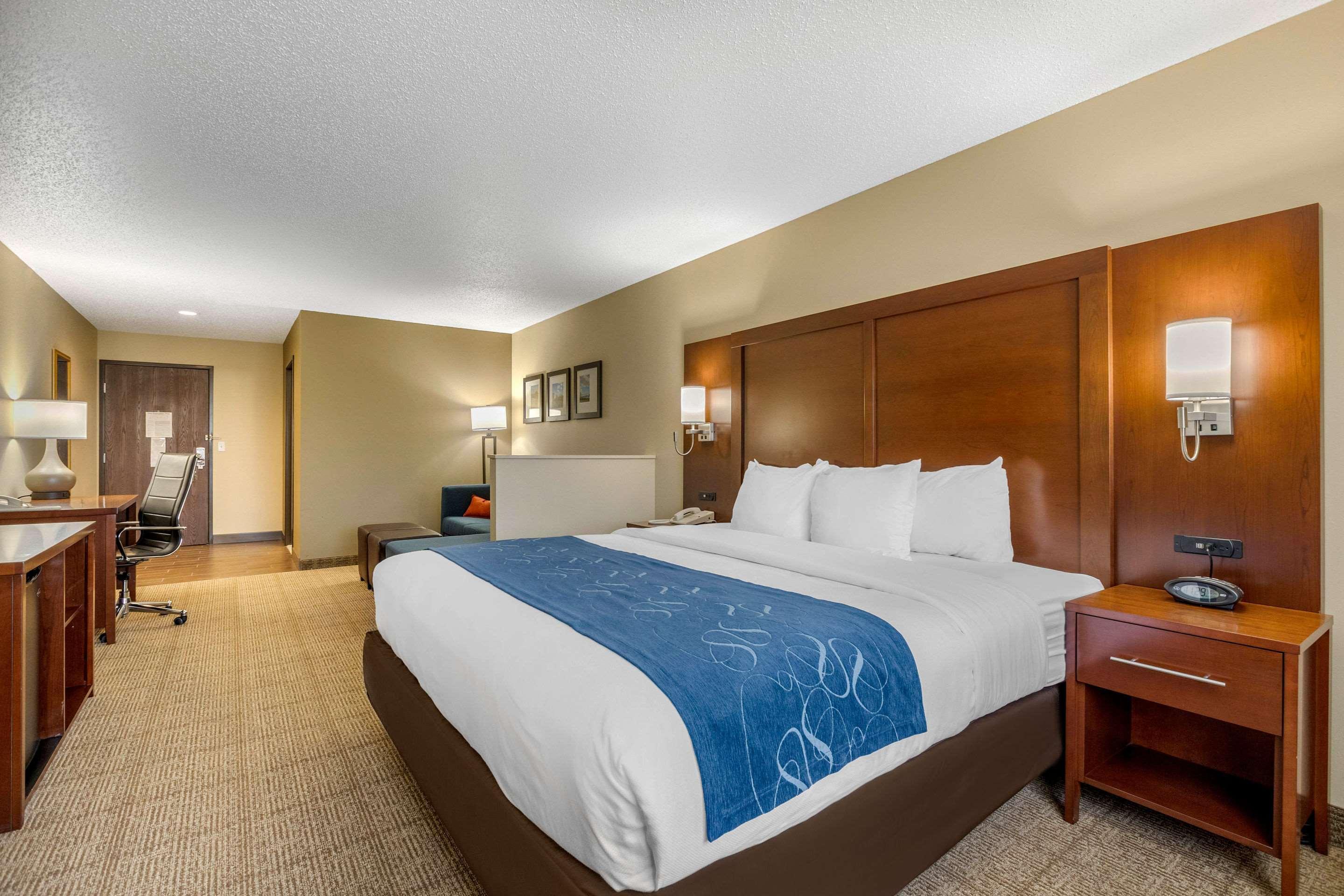 Comfort Suites Сидар-Фолс Экстерьер фото