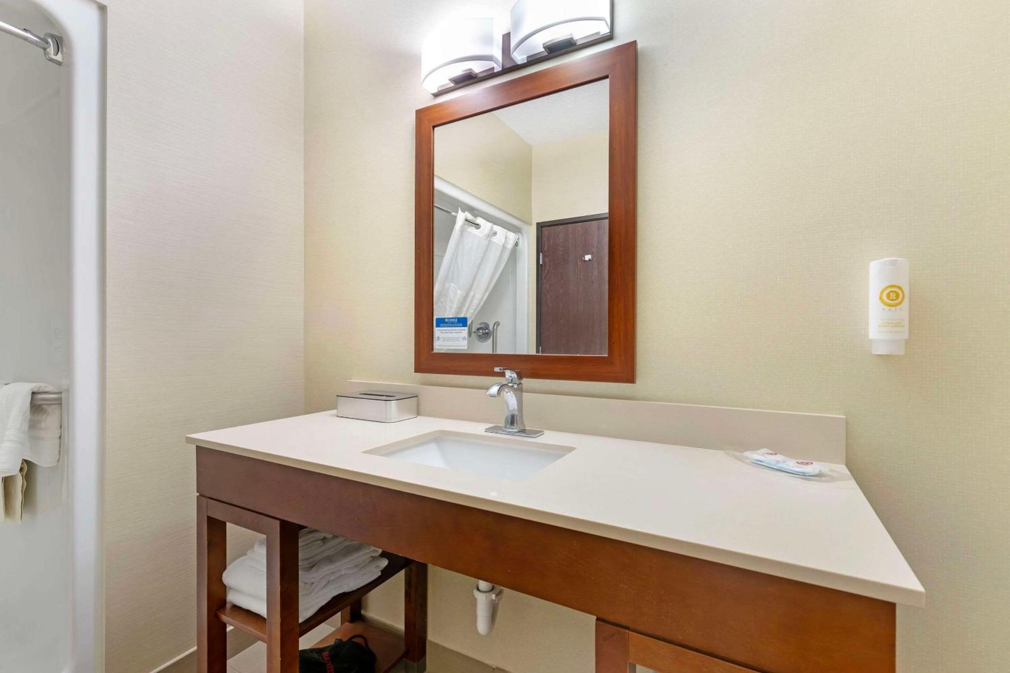 Comfort Suites Сидар-Фолс Экстерьер фото