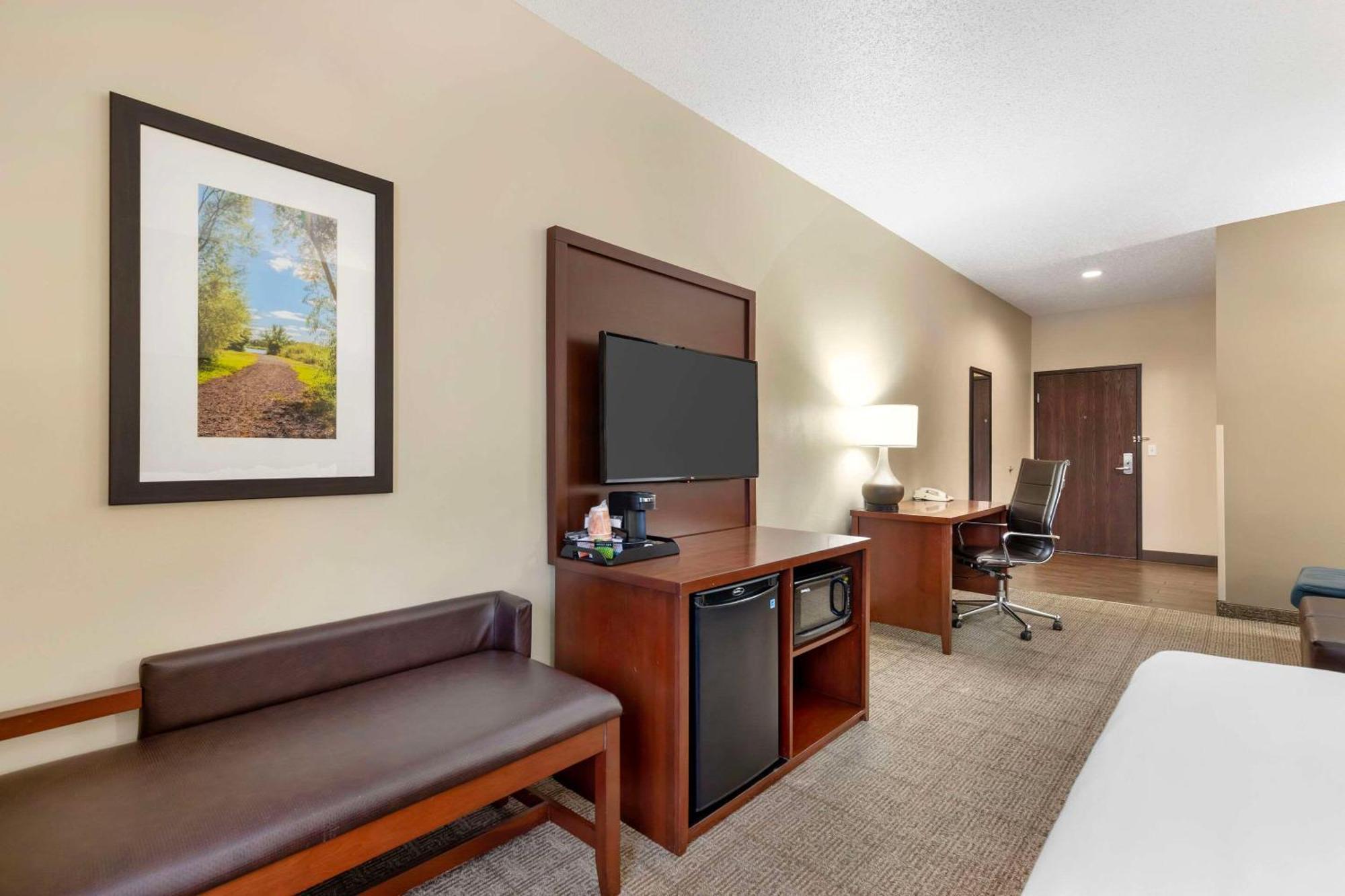Comfort Suites Сидар-Фолс Экстерьер фото