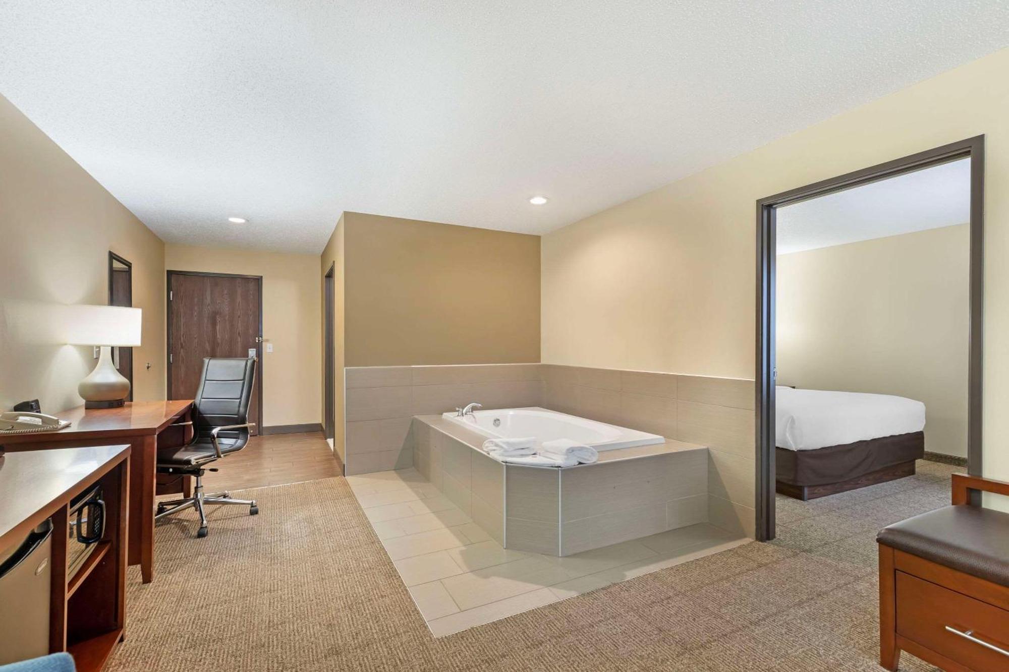 Comfort Suites Сидар-Фолс Экстерьер фото