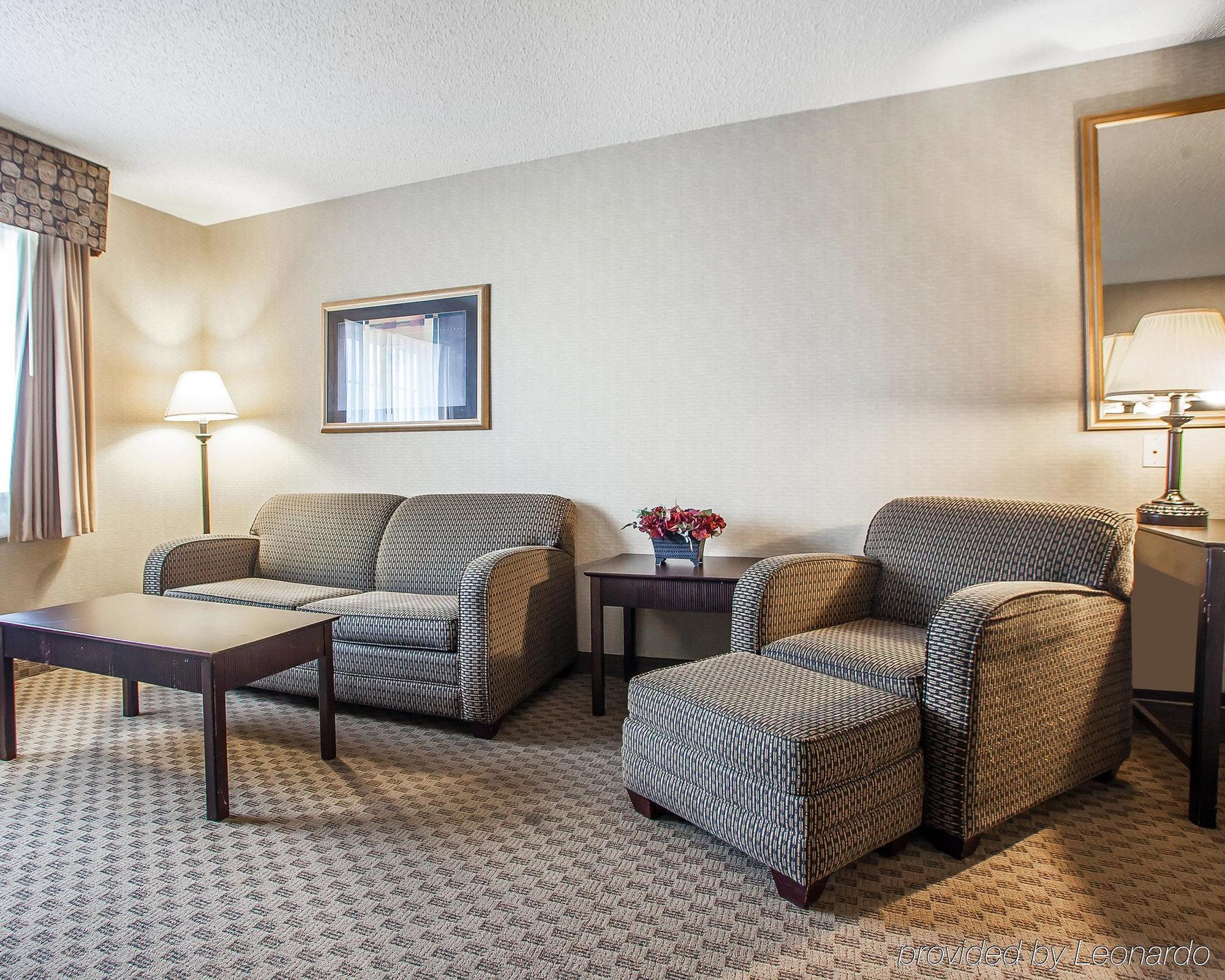 Comfort Suites Сидар-Фолс Экстерьер фото