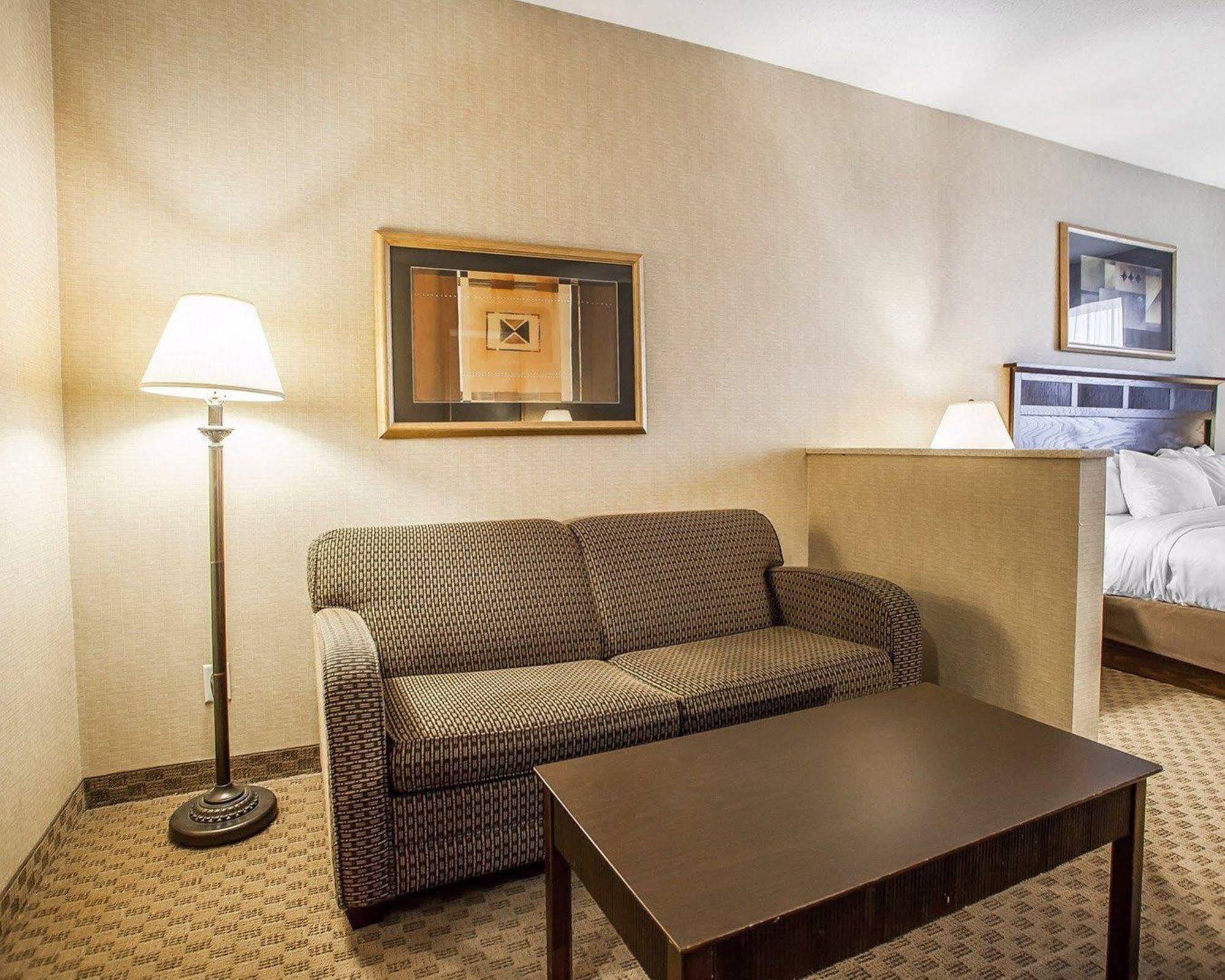 Comfort Suites Сидар-Фолс Экстерьер фото