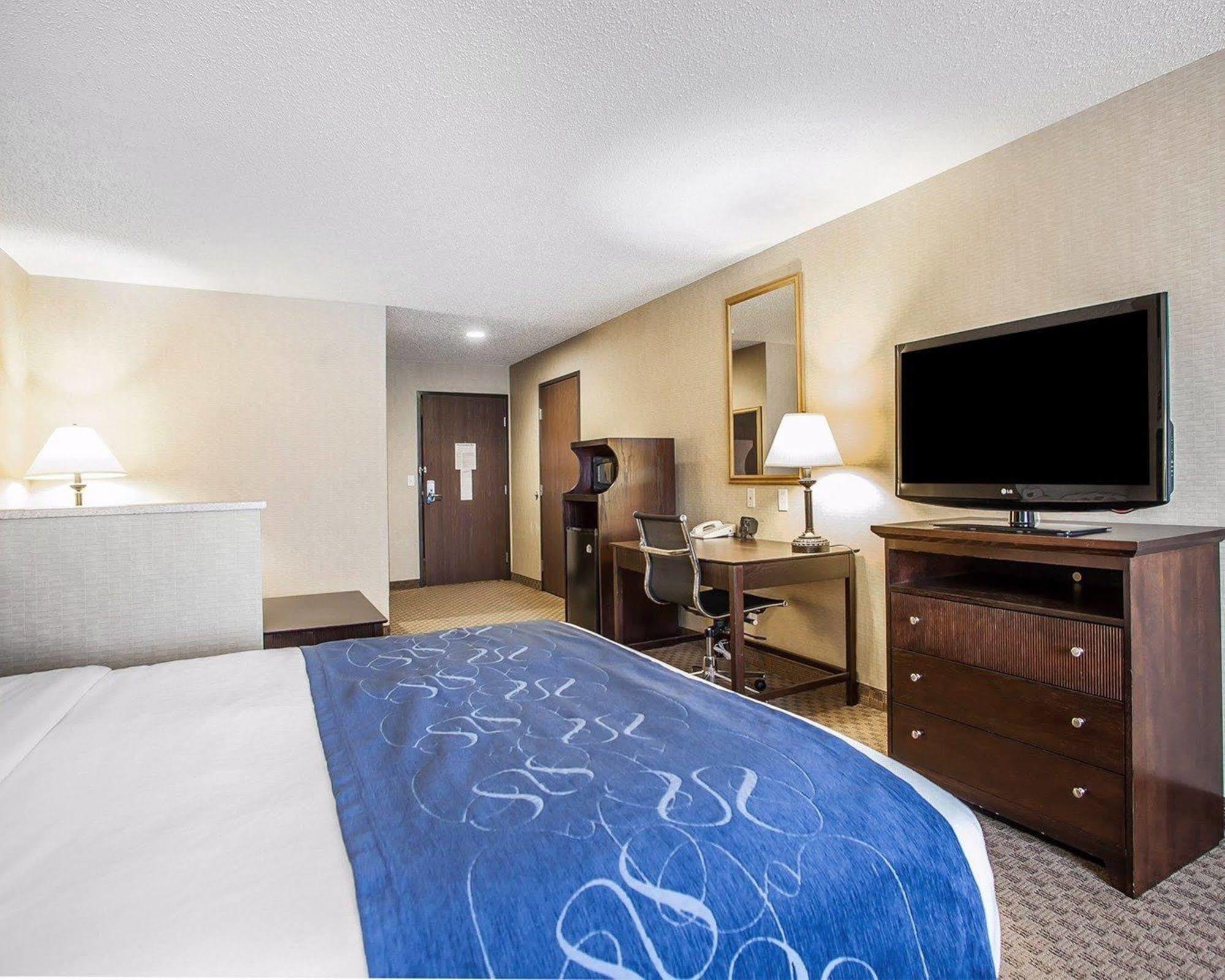 Comfort Suites Сидар-Фолс Экстерьер фото